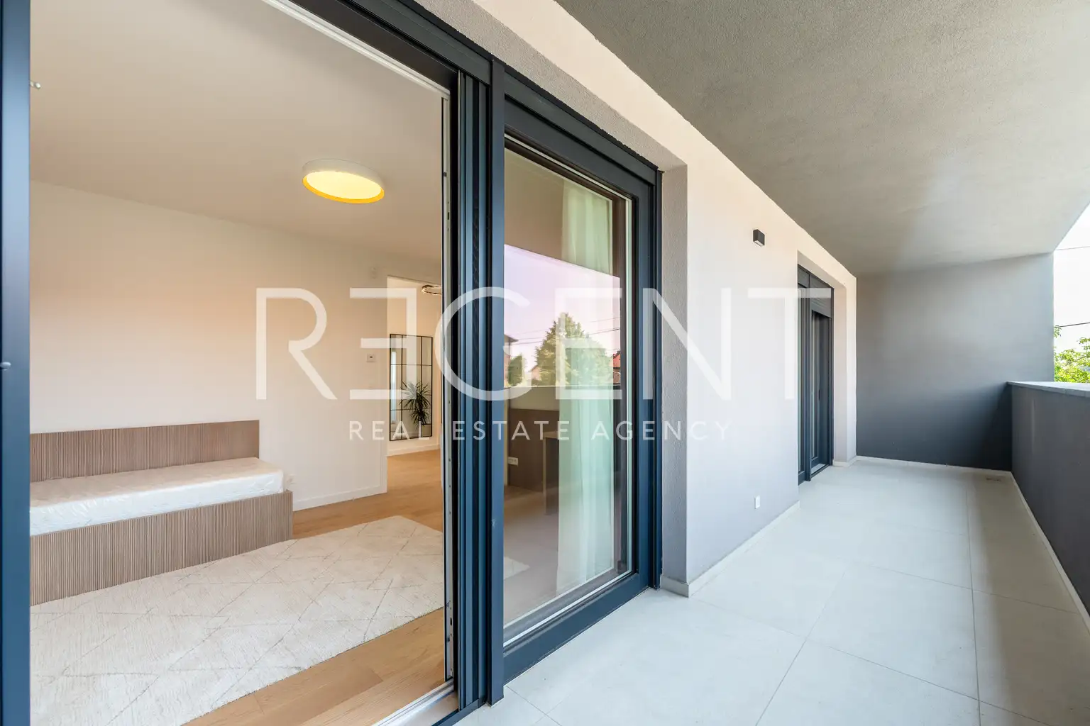 Vila 240 m² za najem, Gornji Bukovac — bazen, garaža