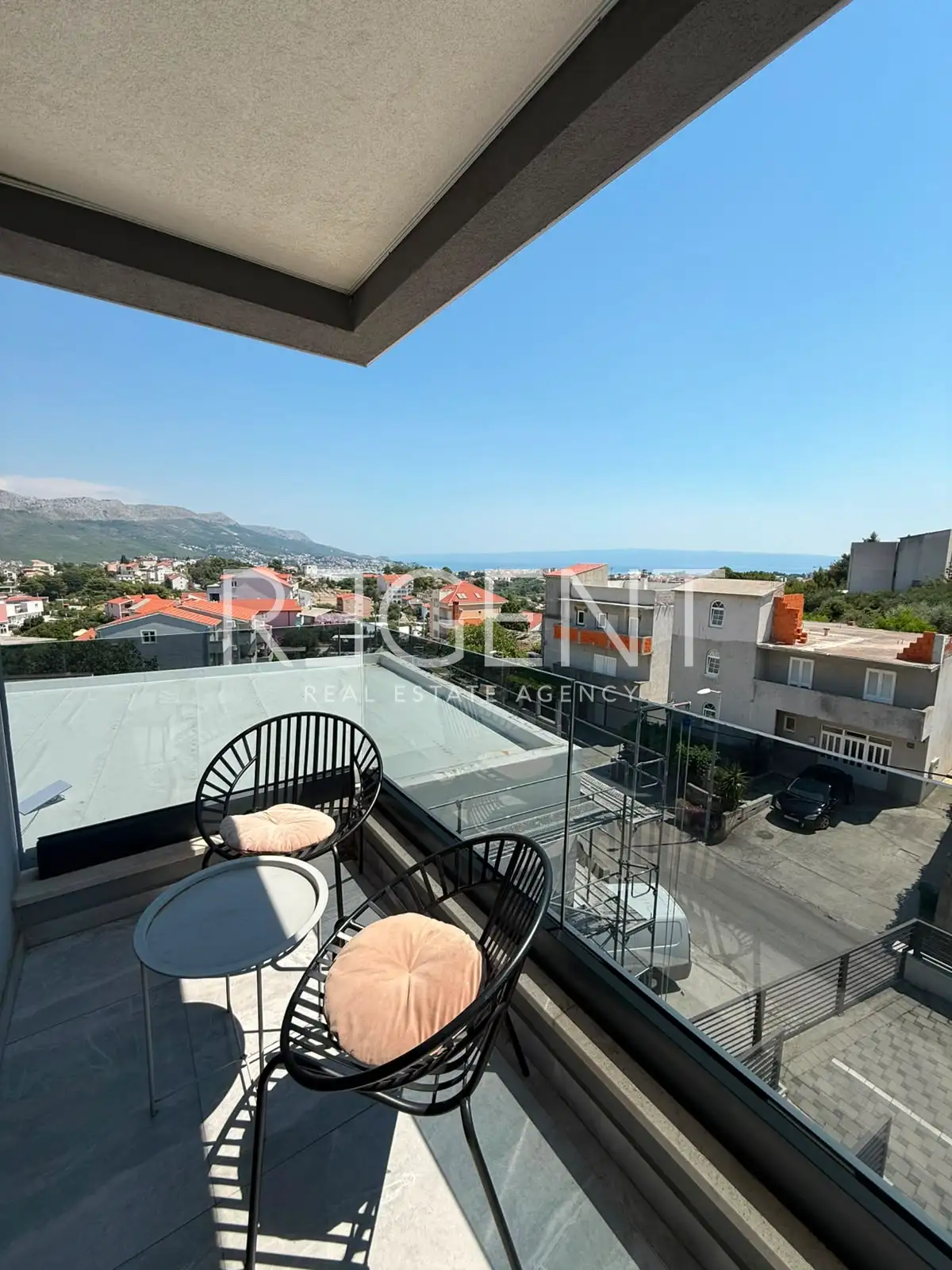 Split, Kila — Dvosobno stanovanje 66 m², balkon, garaža, novejša stavba