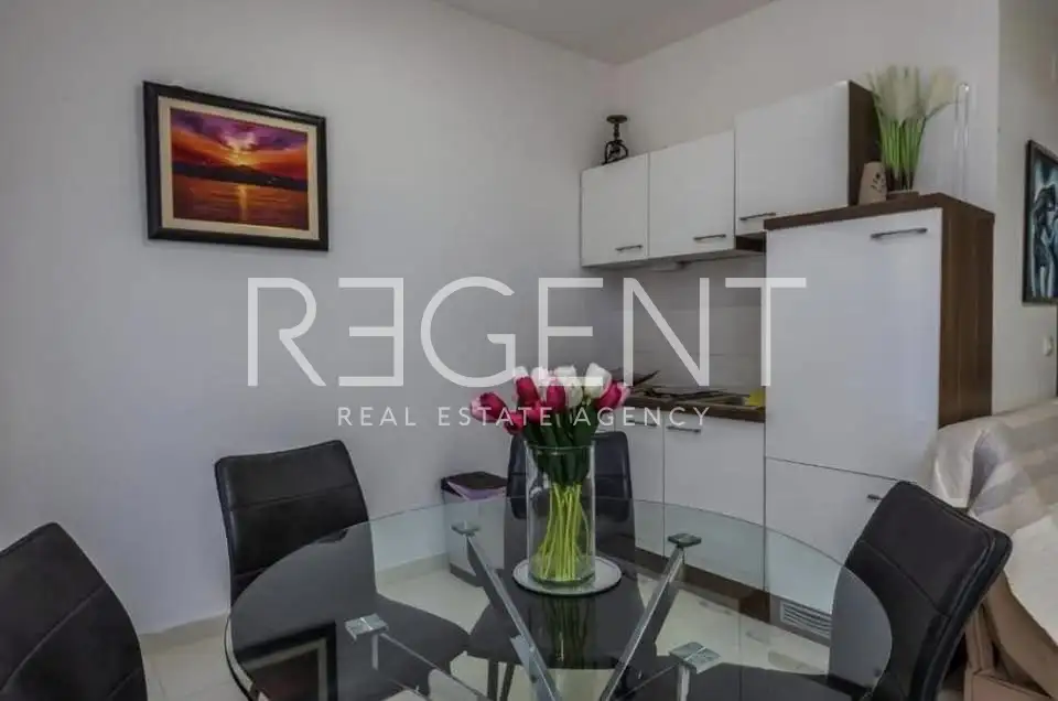 Kaštela - Dvosoban stan s lođom i pogledom na more 68m²