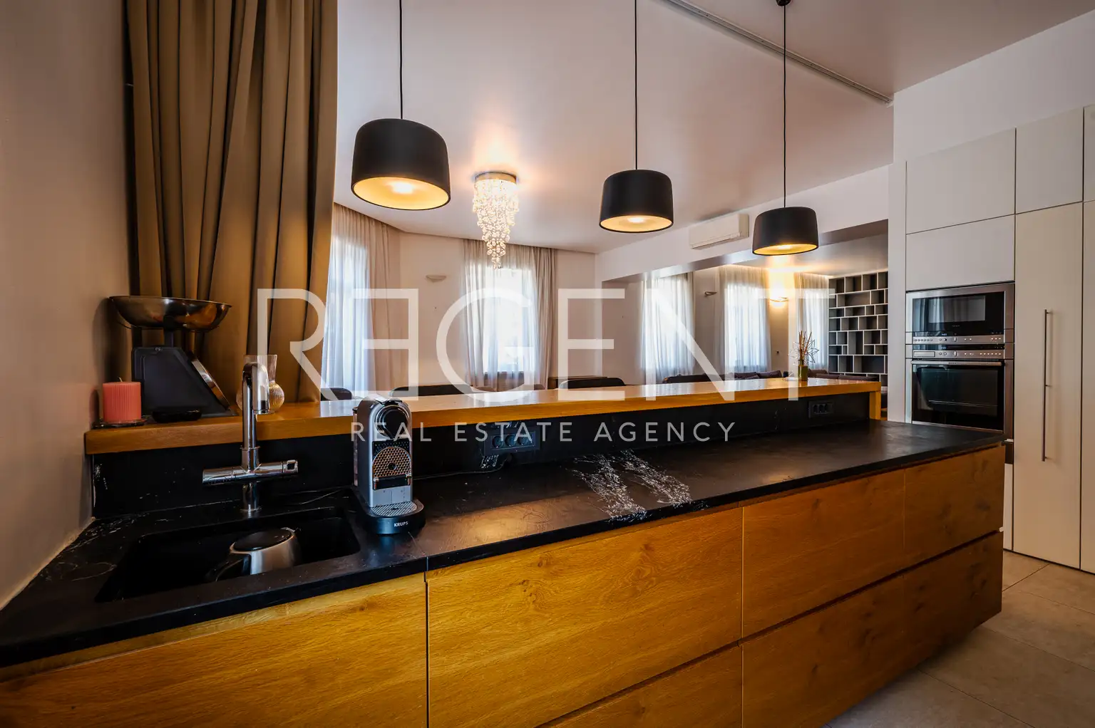 Appartement 240 m², Donji grad — 3 chambres, balcon, parking