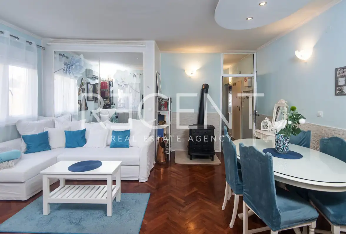 Split, Bačvice - Trosoban stan sa loggiom