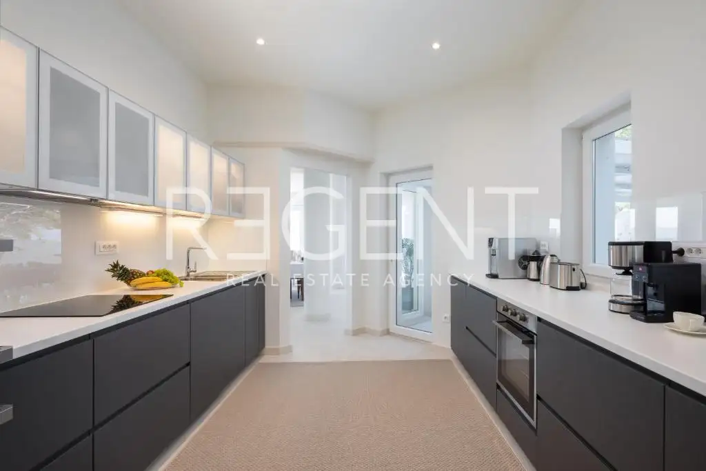 Brač - Moderna vila prvi red uz more