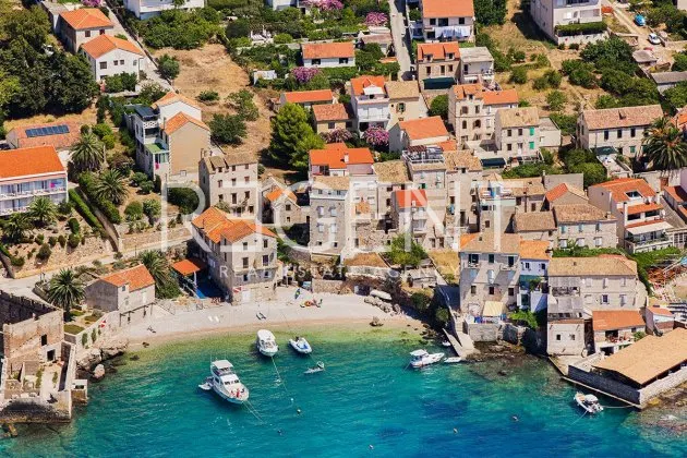 Vis, Komiža - Kamena kuća na samoj plaži