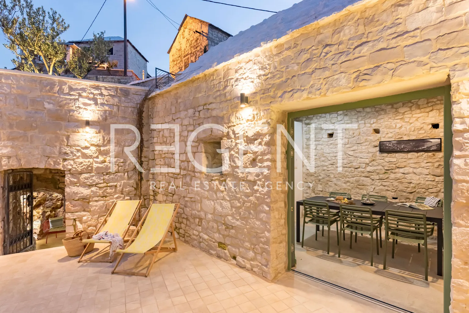 Brač, Pučišća - Prekrasna kamena vila 120 m2