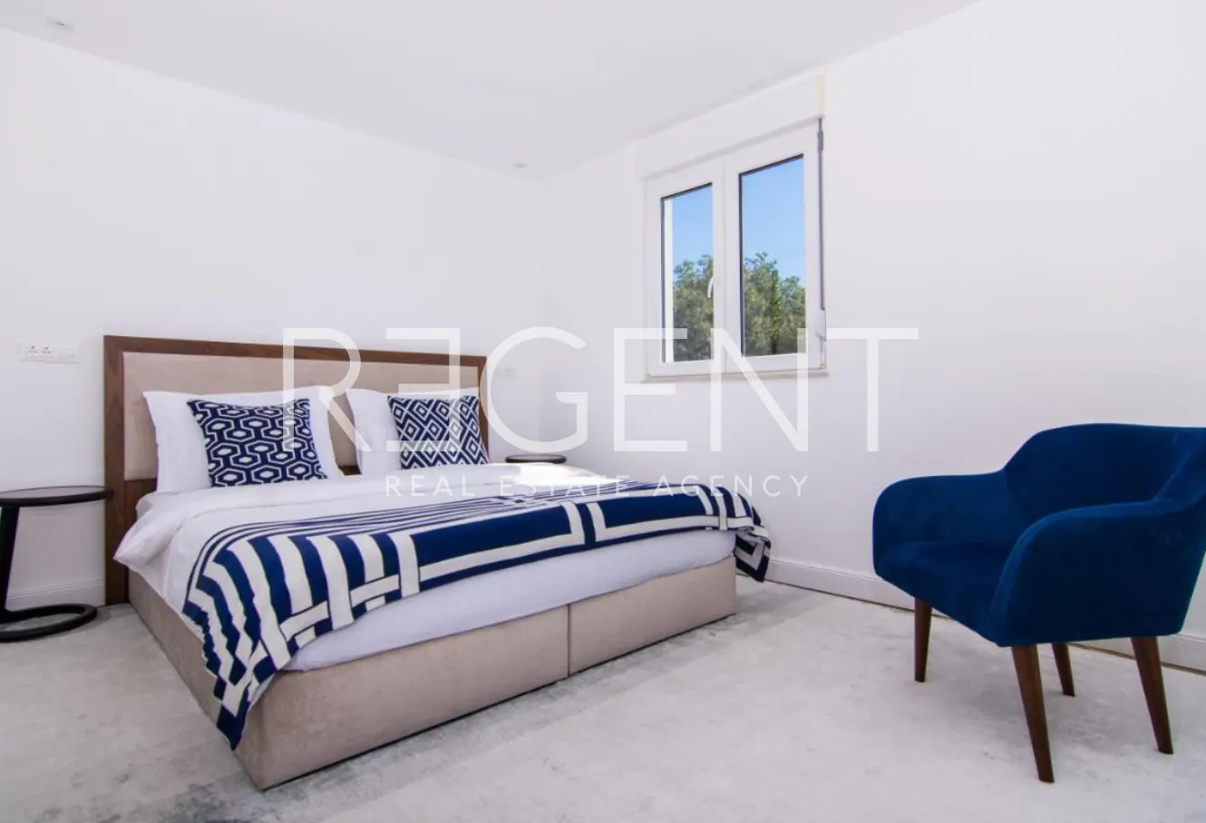 Trogir - Moderan, peterosobni penthouse s terasom i pogledom na more 185 m2