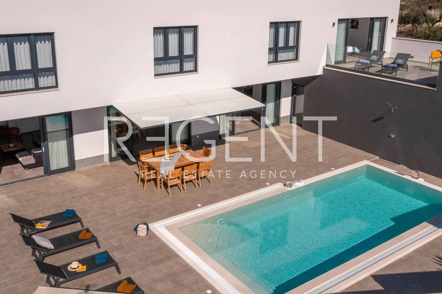 Otok Brač, Milna – Novoizgrađena luksuzna vila od 370m2 s velikim hidromasažnim bazenom