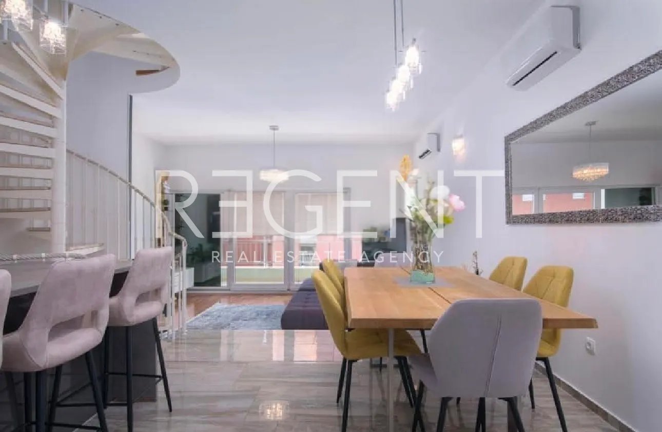 Trogir, Okrug Gornji - Trosoban stan s garažom i pogledom na more 123 m2