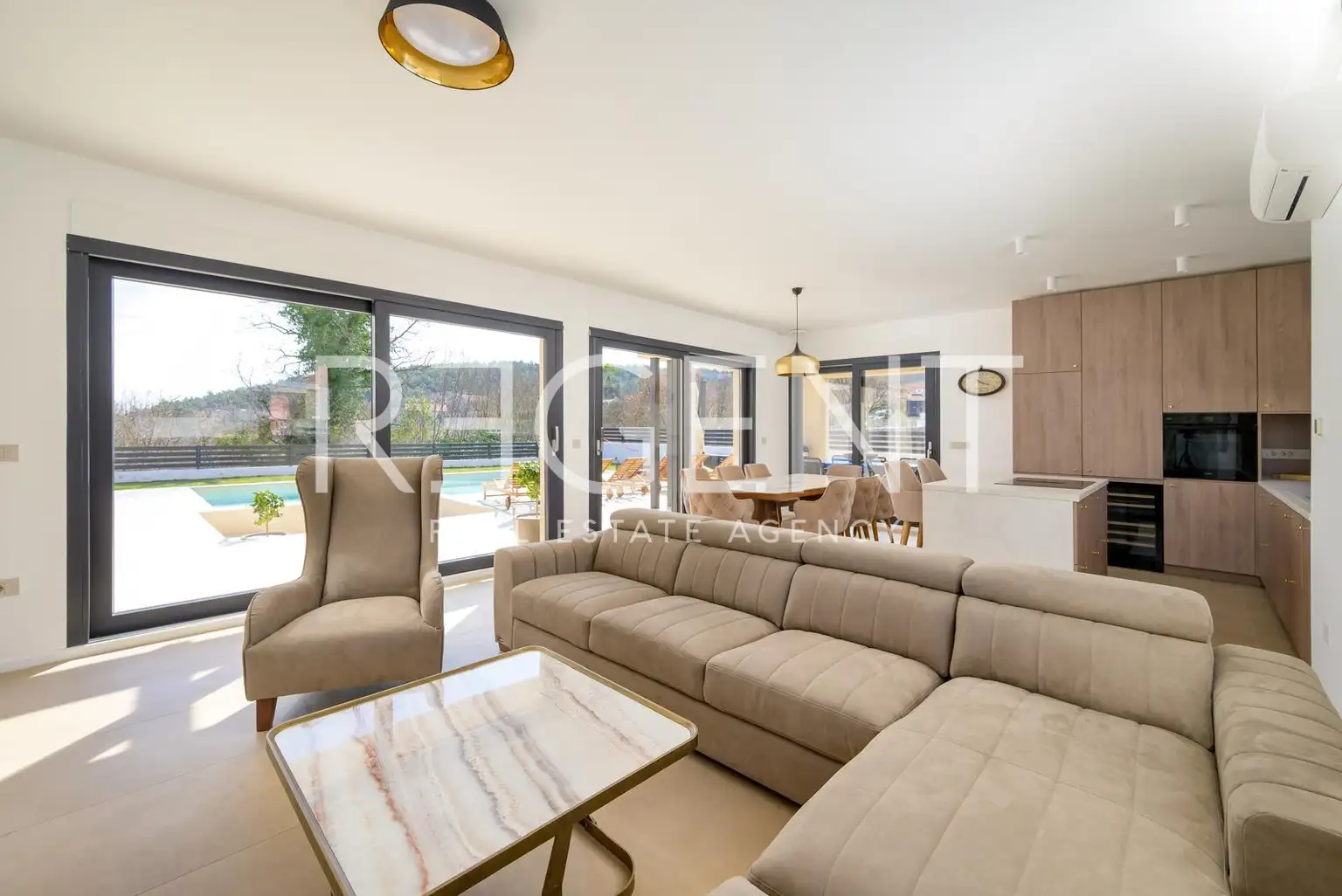 Rovinj- vila s bazenom u modernoj novogradnji
