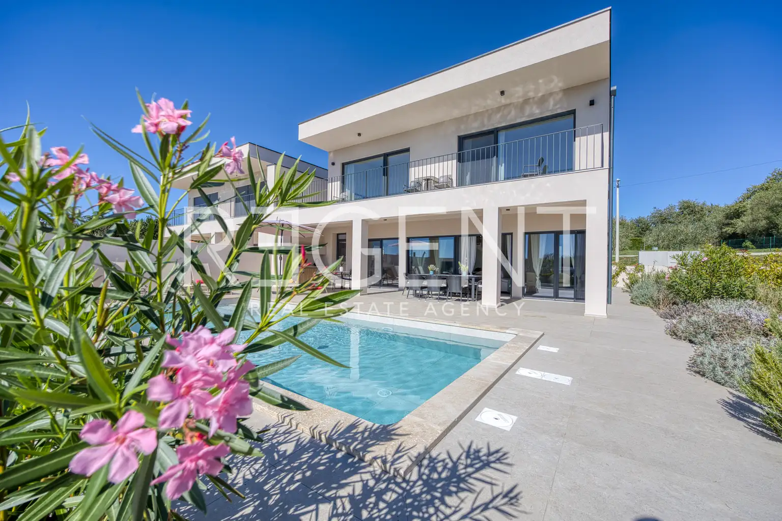 Kuća 230 m² — grijani bazen, krovna terasa, Poreč
