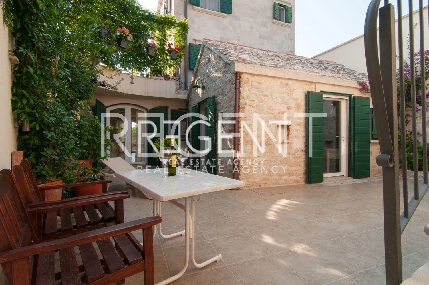 Brač, Mirca- kamena vila s pogledom na more, 300m2