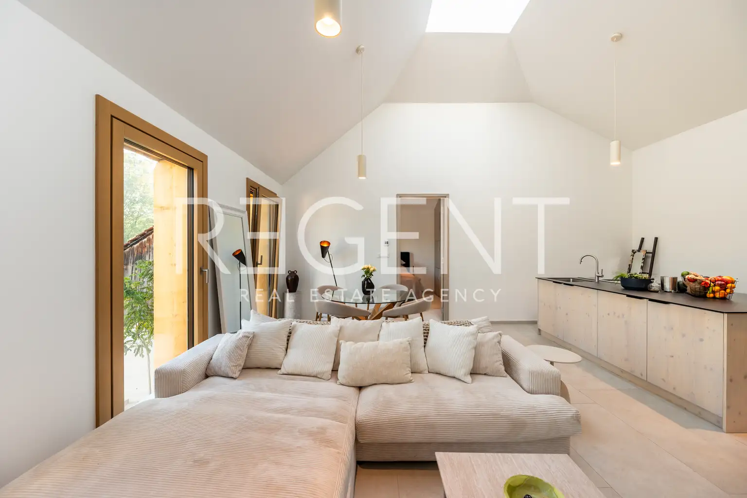 Ravna Gora, kuća 146 m² — 2 stana, privatni lift, bazen