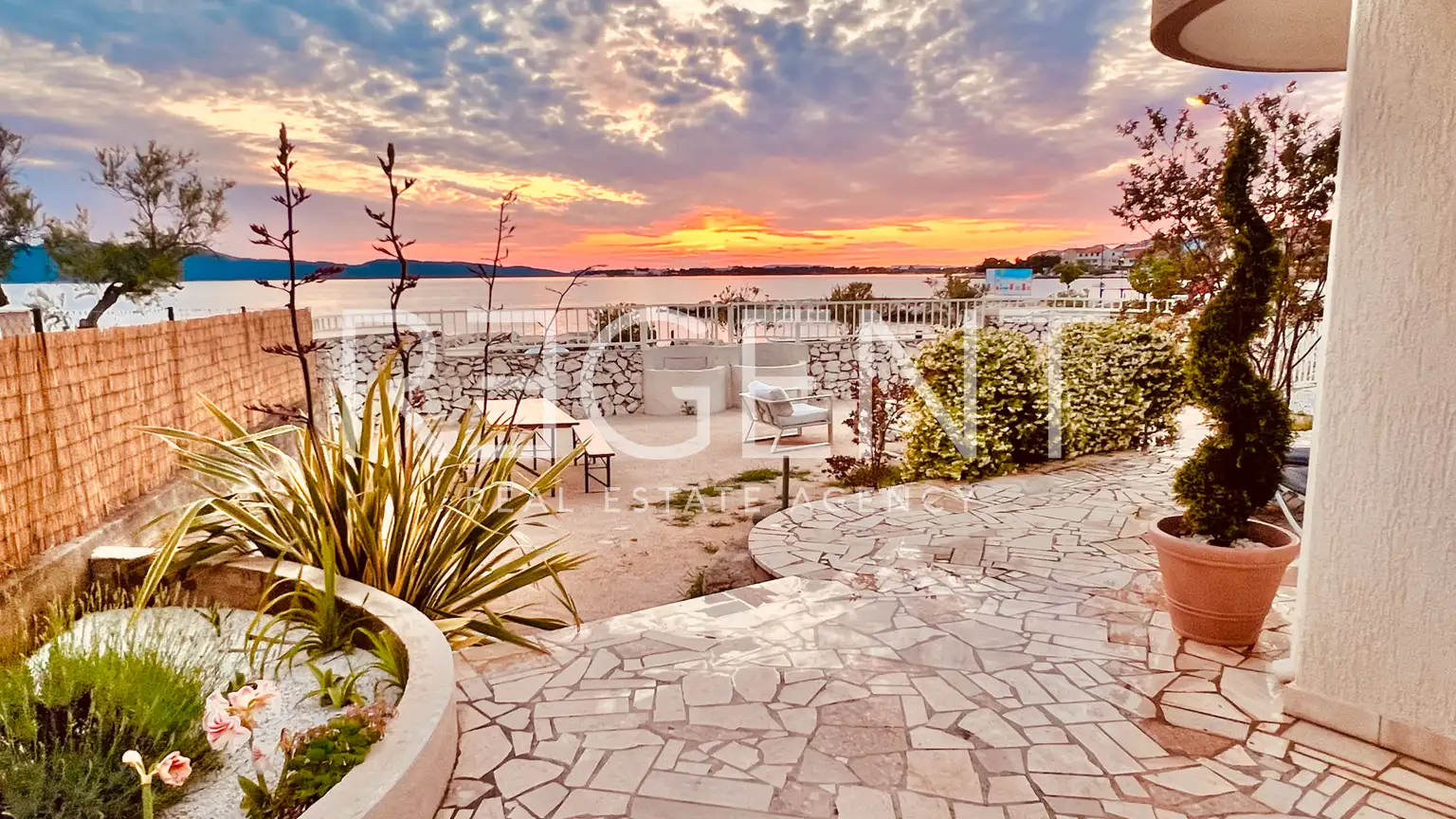 Villa 472 m², Brodarica — en première ligne de mer, 3 appartements