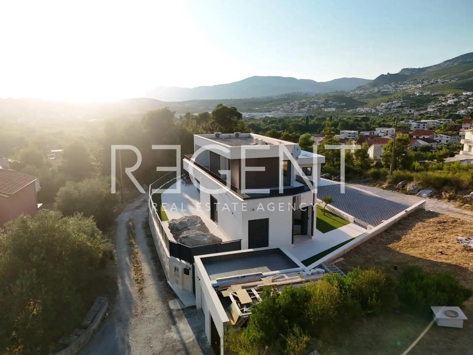 Split, Strožanac - Modern villa with sea view, pool and auxiliary building 50 m2