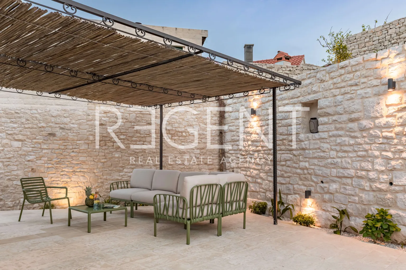 Brač, Pučišća - Prekrasna kamena vila 120 m2