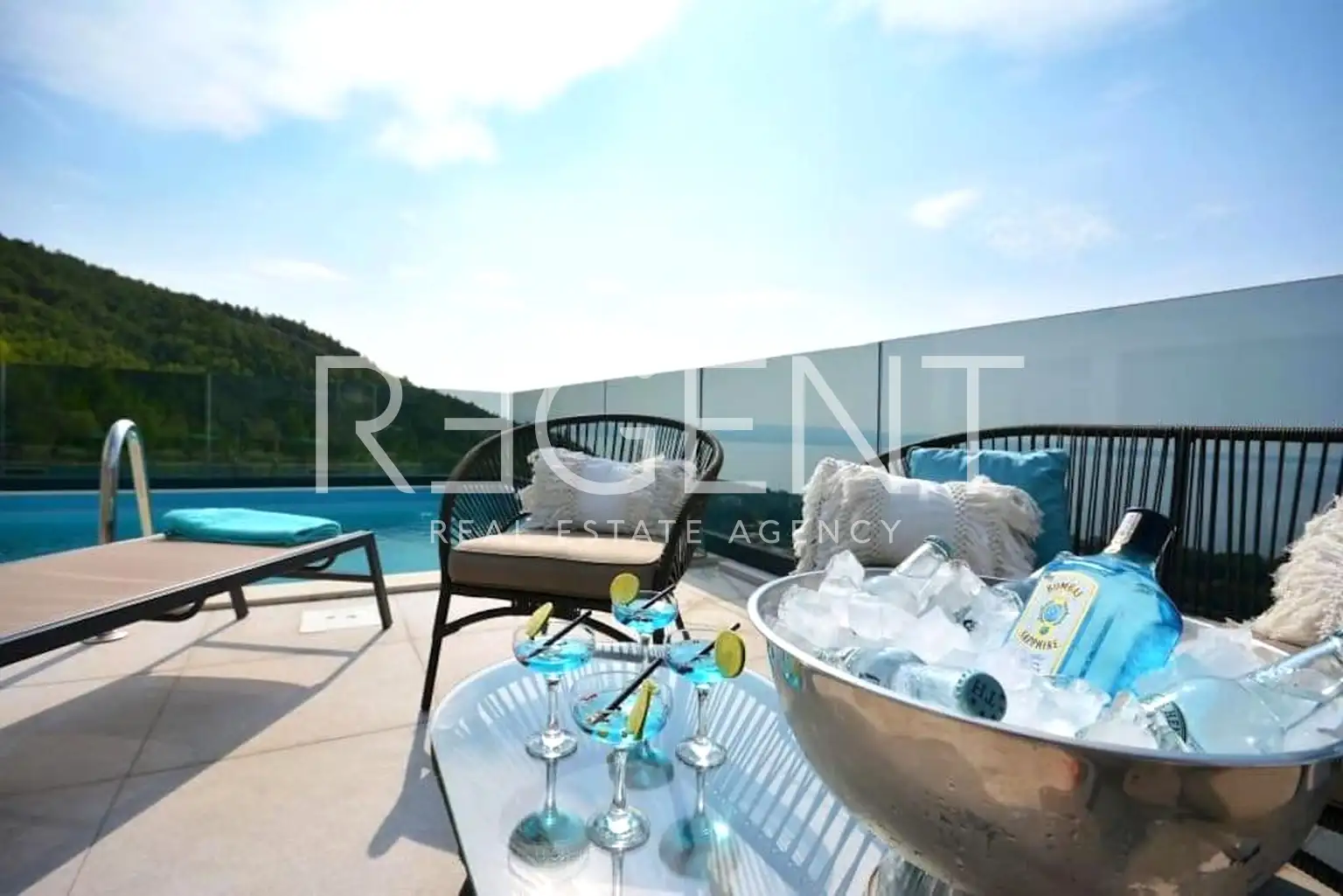 Split, Podstrana – Zapanjujuća villa s pogledom na more 250 m2
