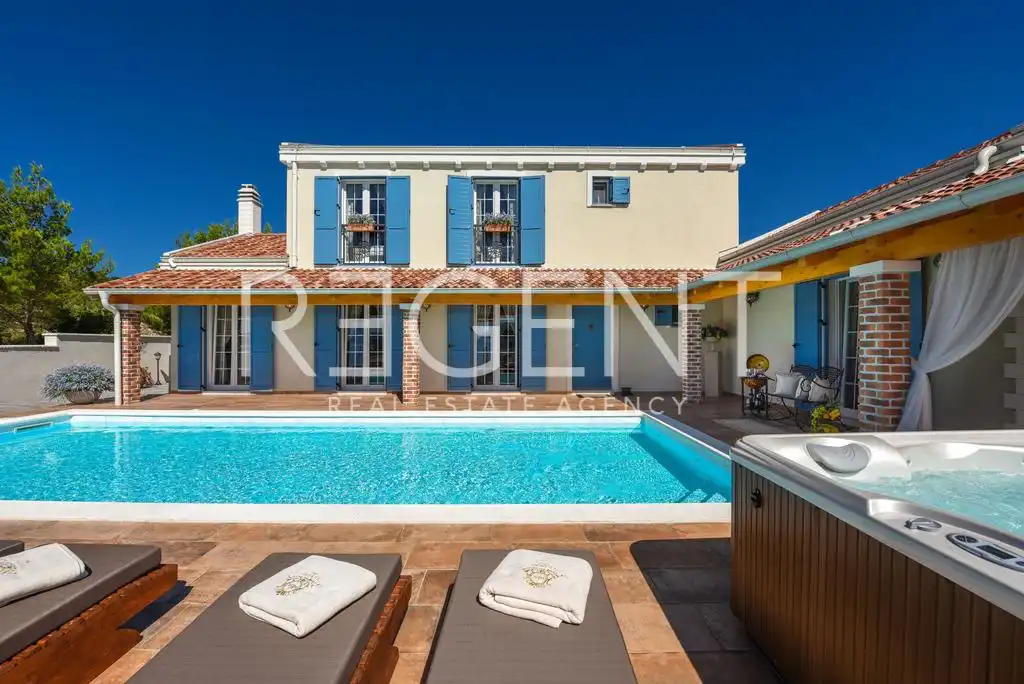 Zadar, Novigrad – Rustikální vila s tenisovým kurtem