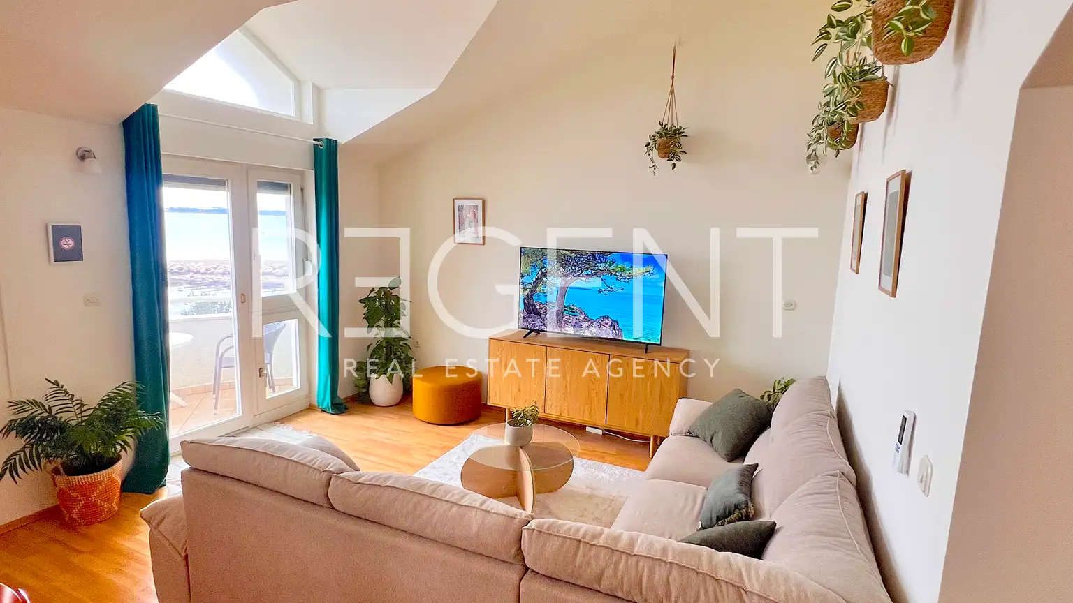 Villa 472 m², Brodarica — en première ligne de mer, 3 appartements