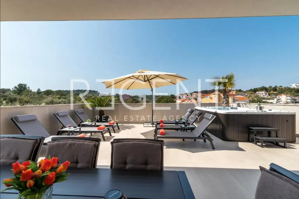 Trogir, Čiovo – Penthouse, 227 m² s 360° terasom i wellnessom