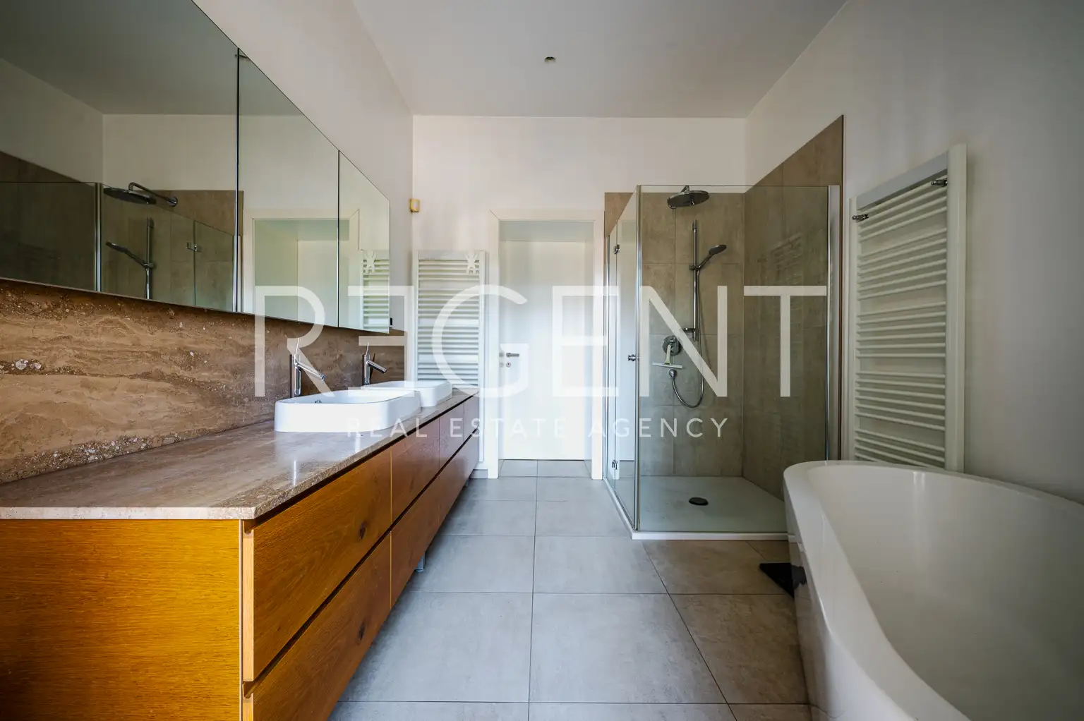 Appartement 240 m², Donji grad — 3 chambres, balcon, parking