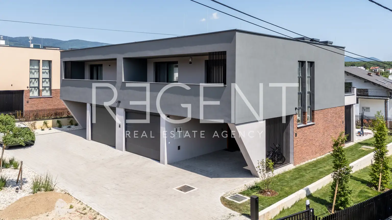 Vila 240 m² za najem, Gornji Bukovac — bazen, garaža