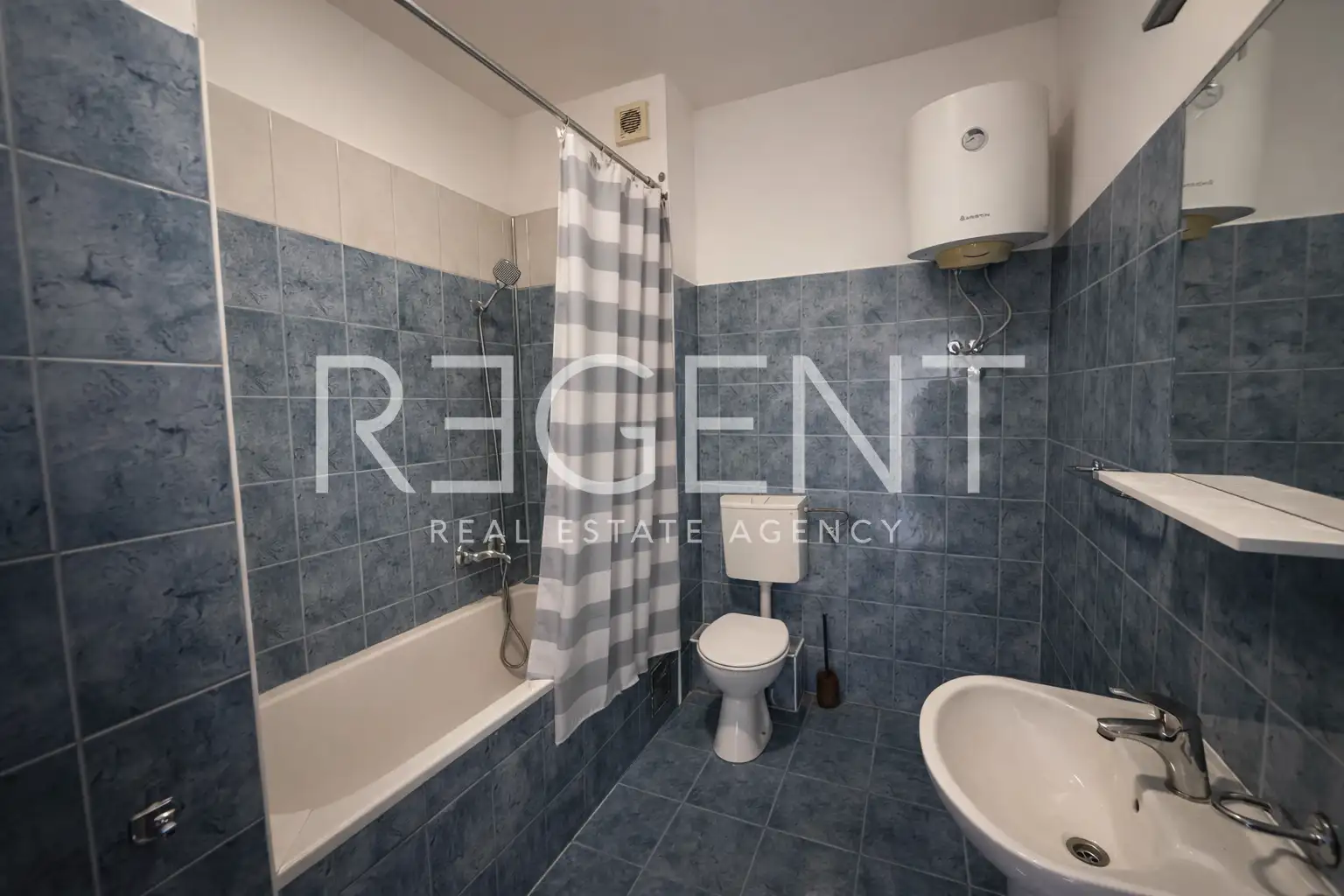 Split, Pazigrad - Trosoban stan sa loggiom, terasom i garažom