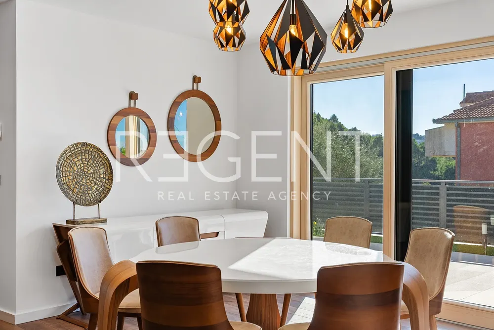 Split, Strožanac - Moderní vila s výhledem na moře, bazénem a pomocnou budovou 50 m2