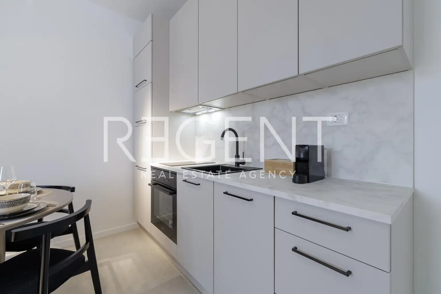 Split, Kila – stan 51 m² z vrtom, bazenom in s parkiriščem