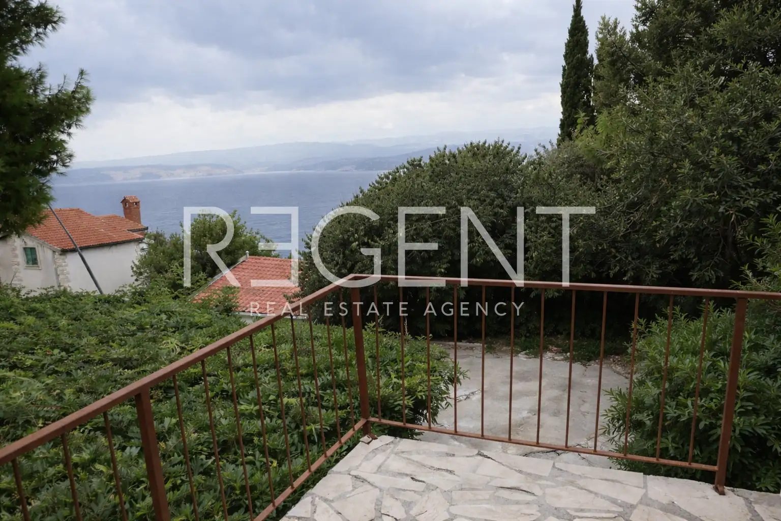 Rogoznica - Hiša z dvoriščem in pogledom na morje