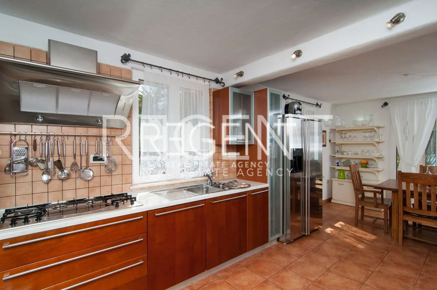 Brač, Mirca - Vila s bazenom uz more 330m2