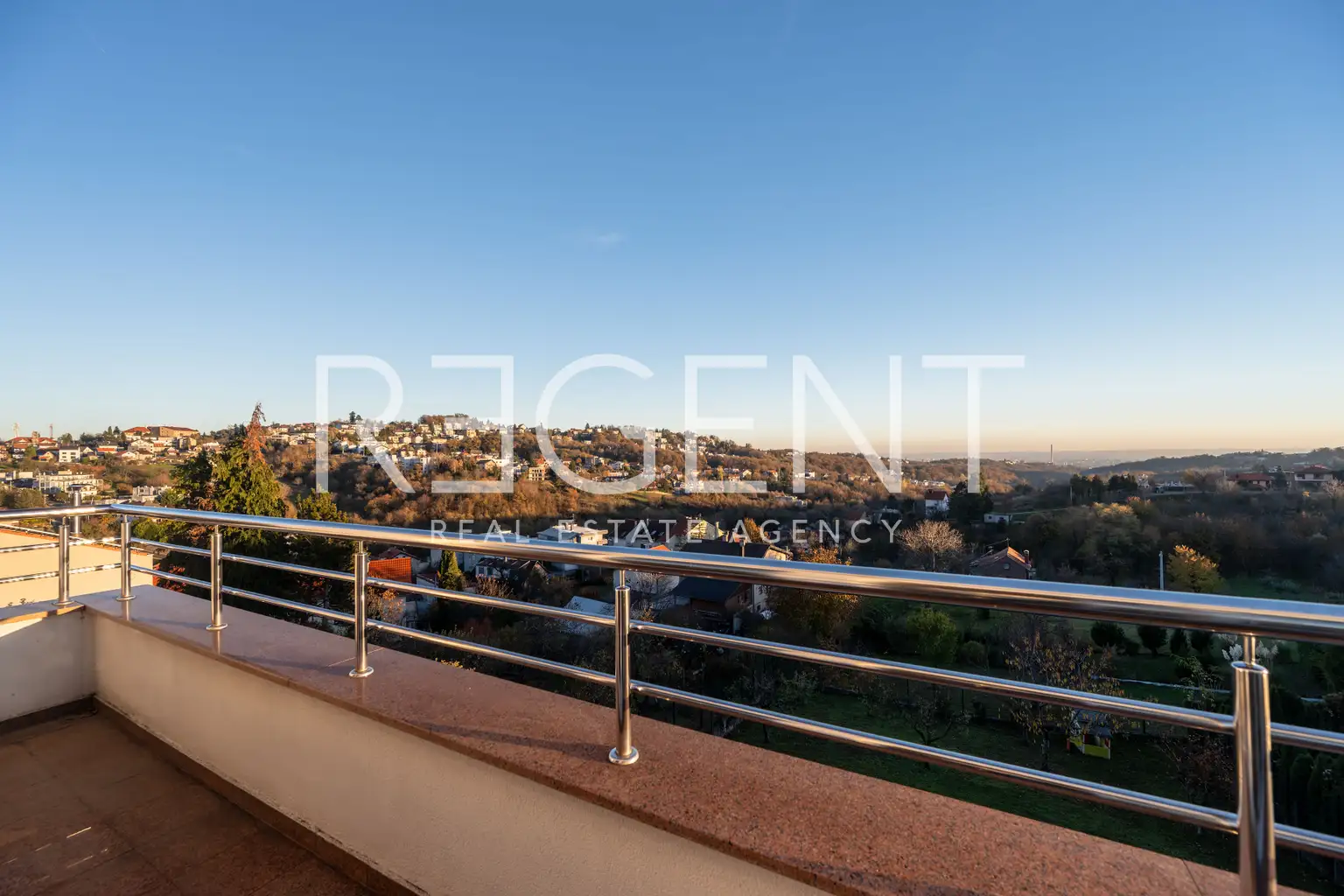 Zagreb, Sestine - Exklusives Penthouse in einer Stadtvilla, 123m2 zur Miete