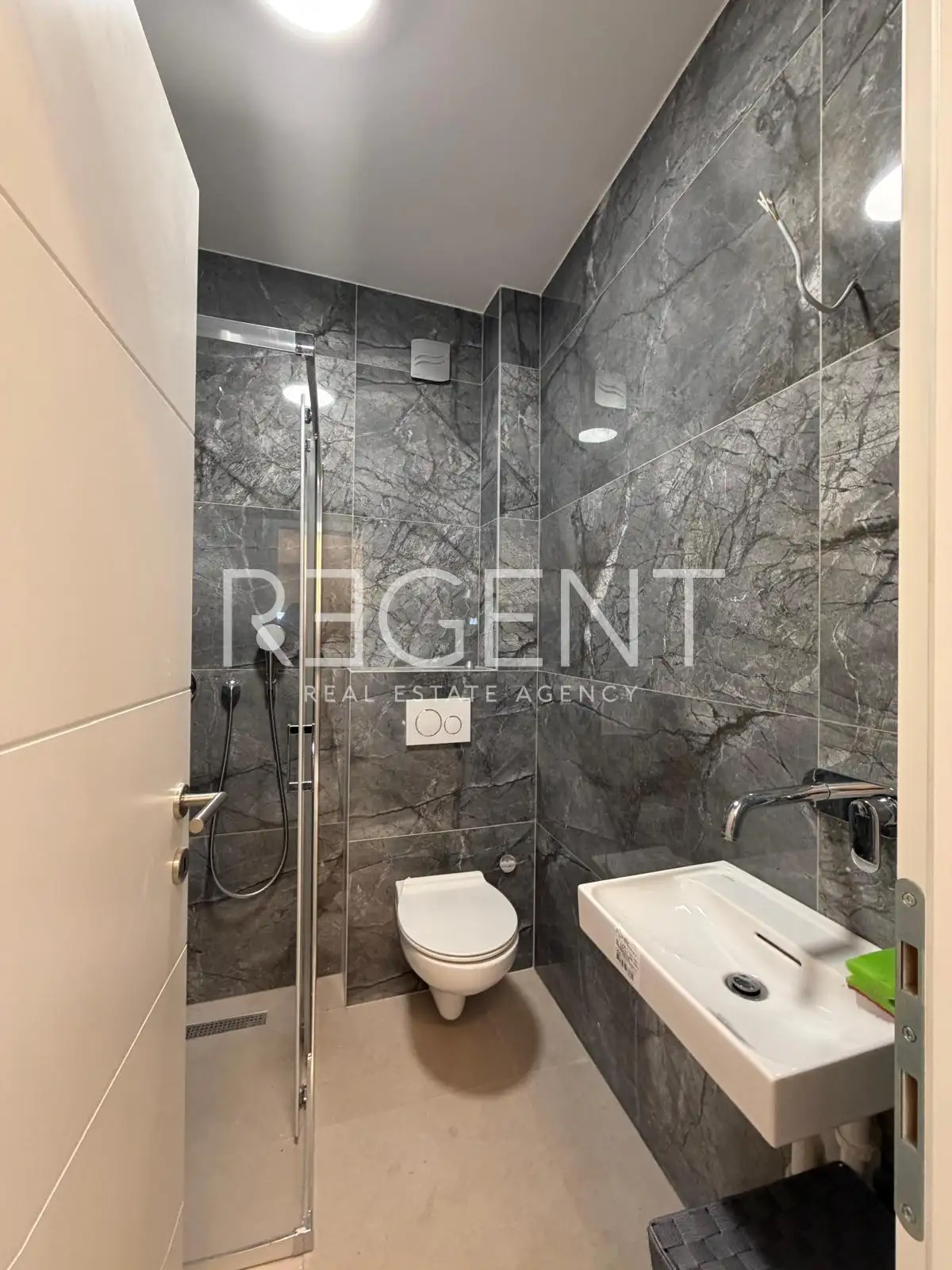 Podstrana - Dvosoban stan sa krovnom terasom i parking mjestom