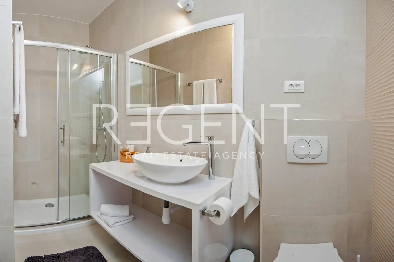 Split, Žnjan-dvosoban s balkonom, drugi red od mora