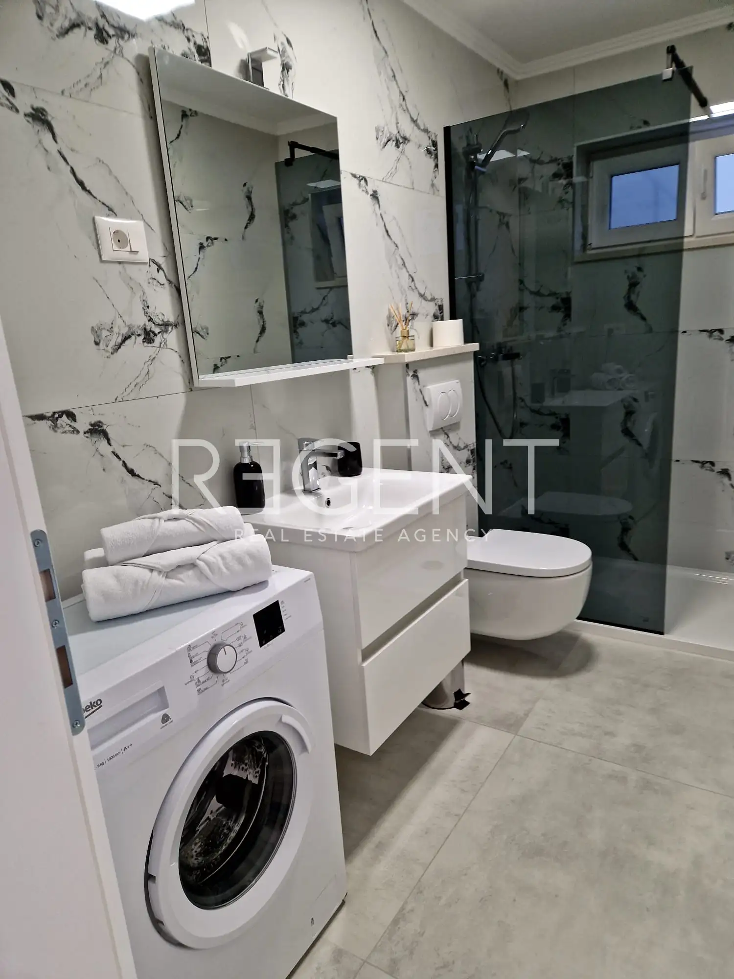 Split, Kamen - Appartement de trois pièces avec jardin privé