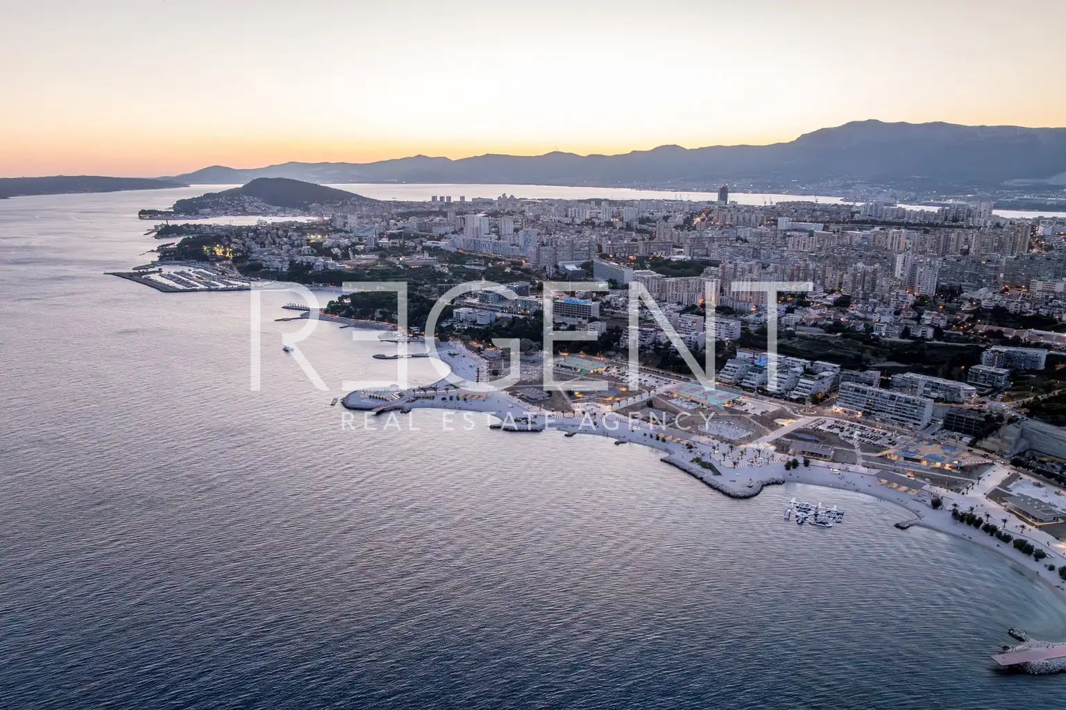 Split, Žnjan - Three-room apartment with a loggia and sea view