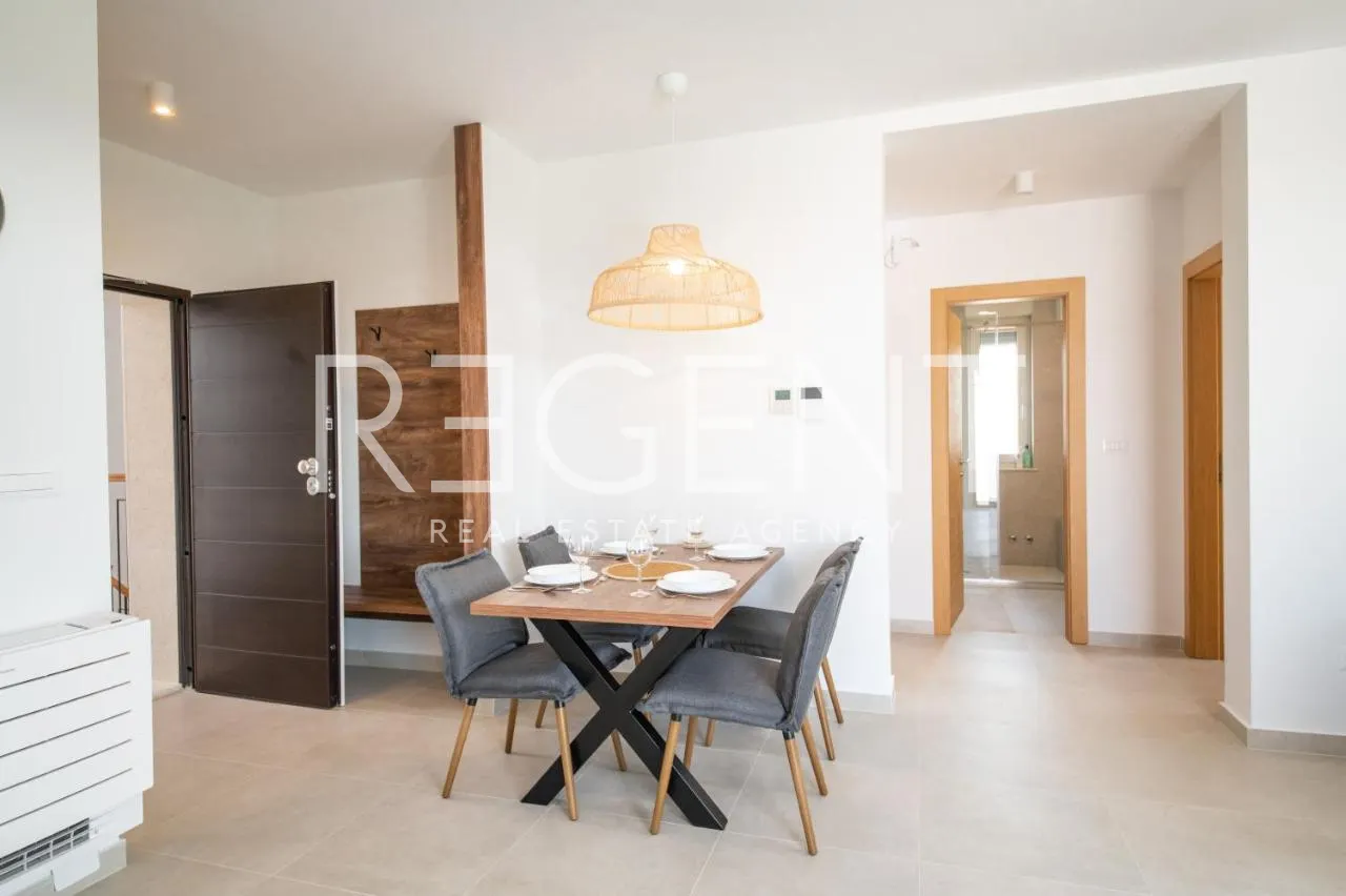 Zadar, Vrsi – appartements de trois pièces avec piscine et vue sur la mer