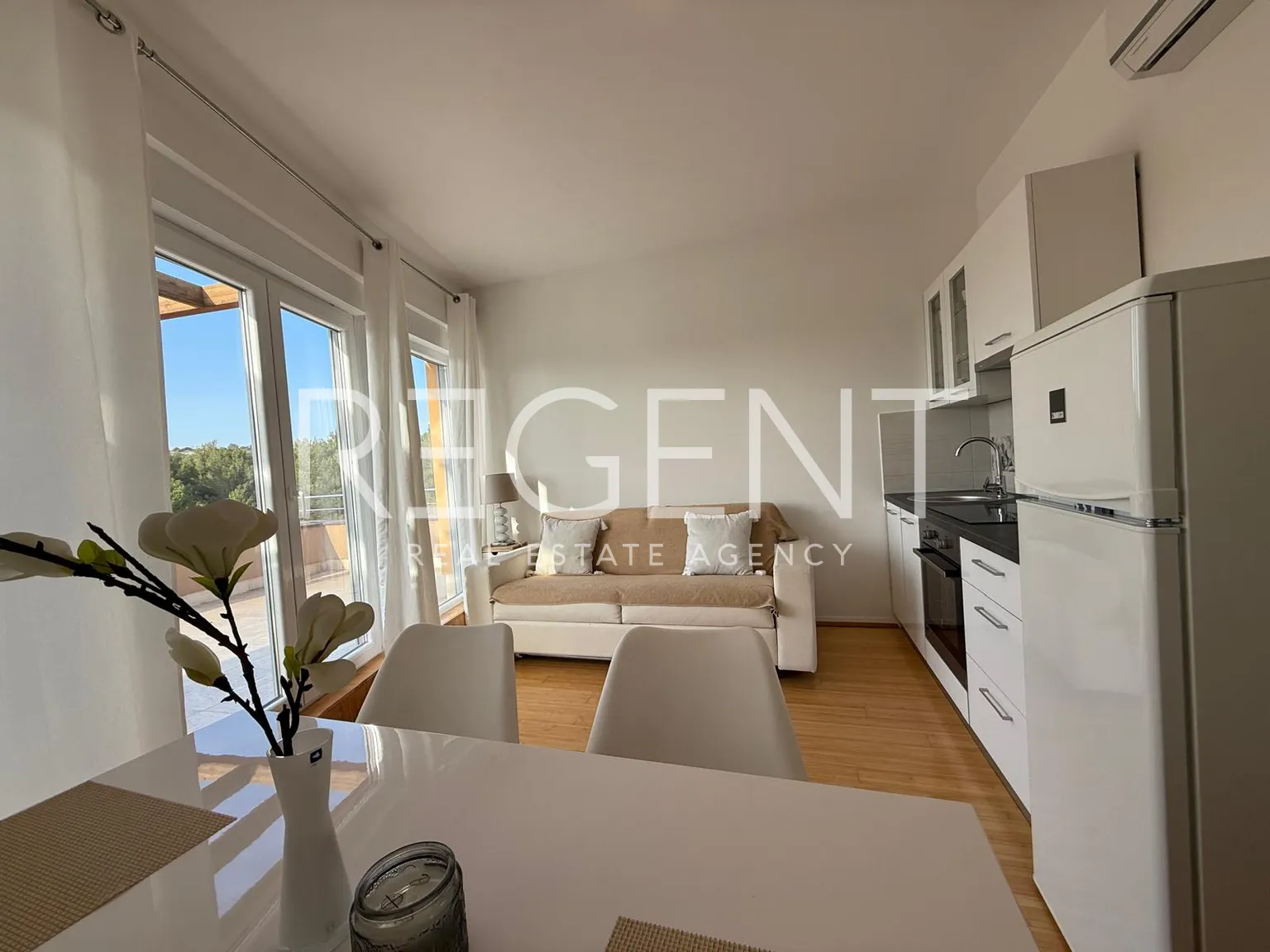 Šibenik, Podsolarsko - Moderní garsonka s prostornou terasou 38 m2