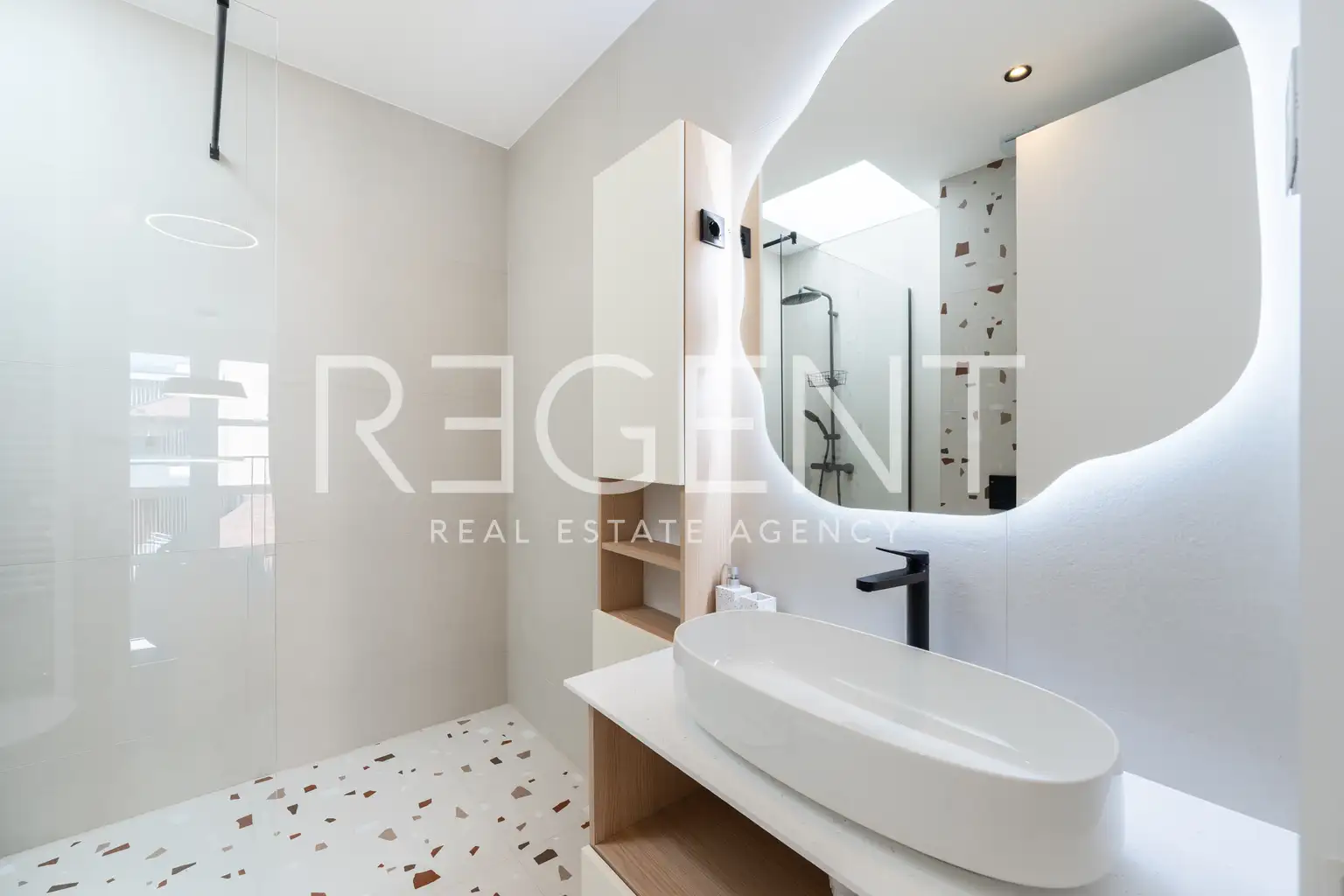 Vila 240 m² za najem, Gornji Bukovac — bazen, garaža