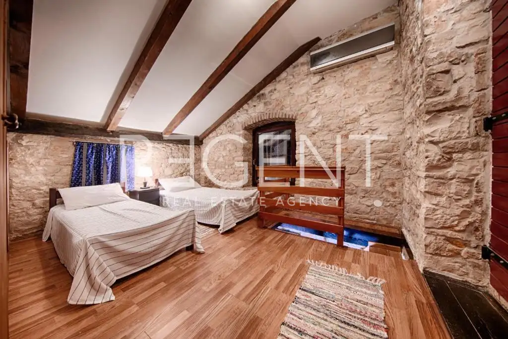 Komiža - Kamenný dom priamo pri mori