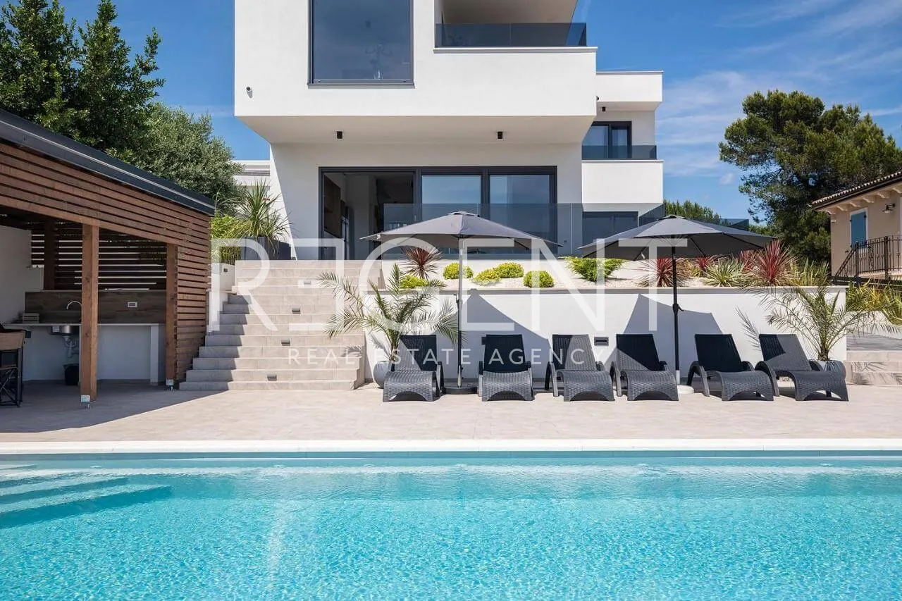 Istra, Medulin - Prekrasna villa s wellnessom NKP 190 m2 nadomak mora