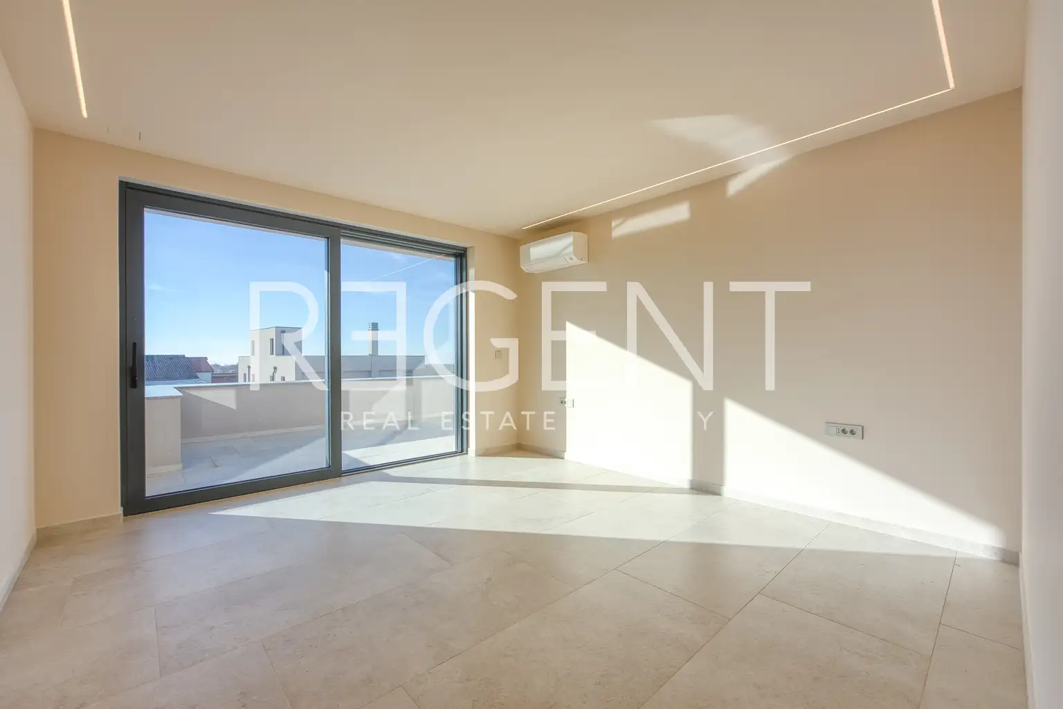 Poreč – Moderna vila s krovnom terasom