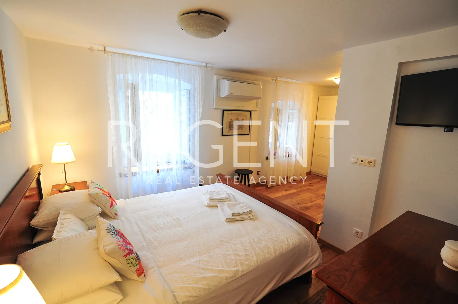 Korčula - Prekrasna kamena kuća u srcu staroga grada 130 m2