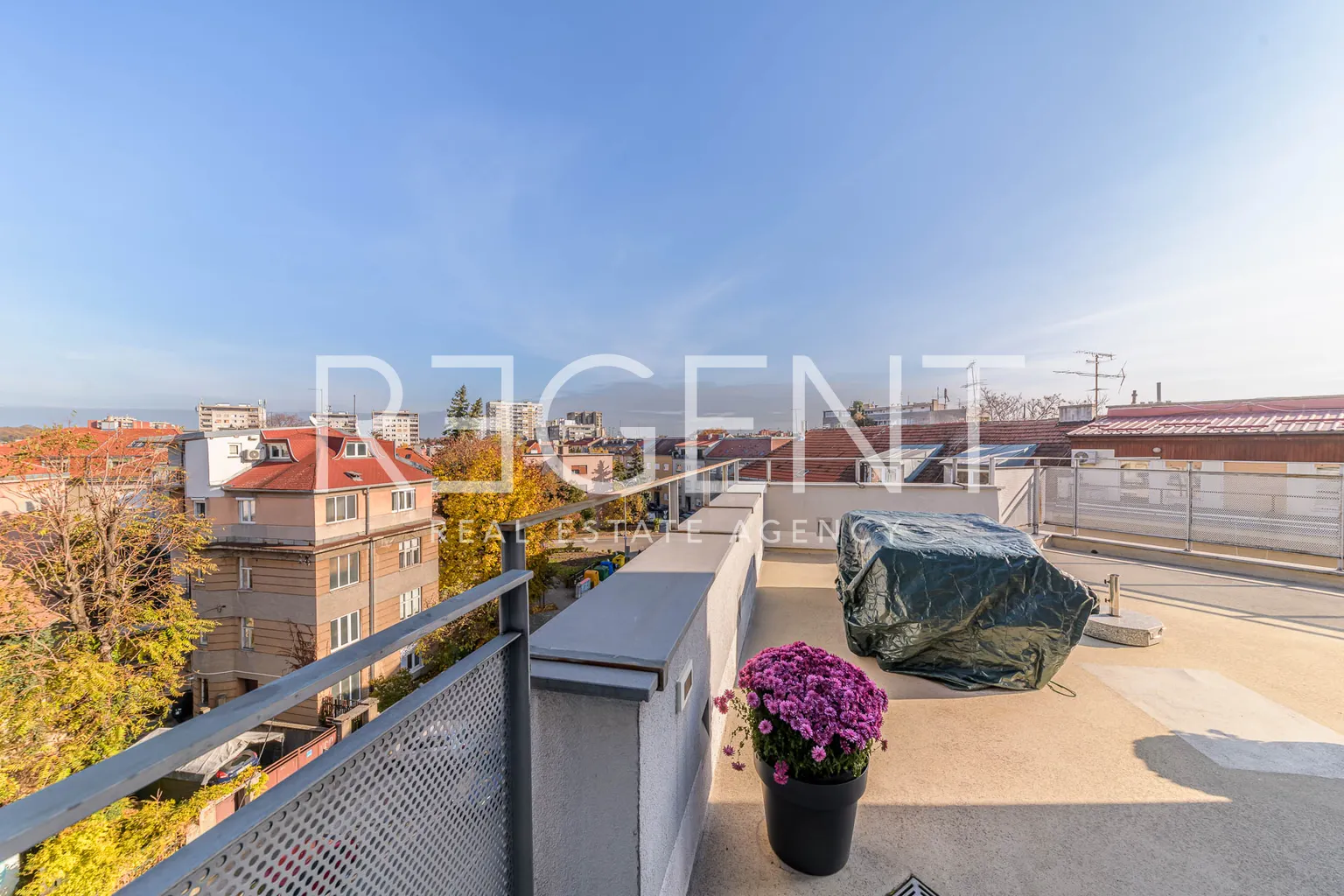Záhřeb, Petrova - Moderní penthouse se střešní terasou a bazénem