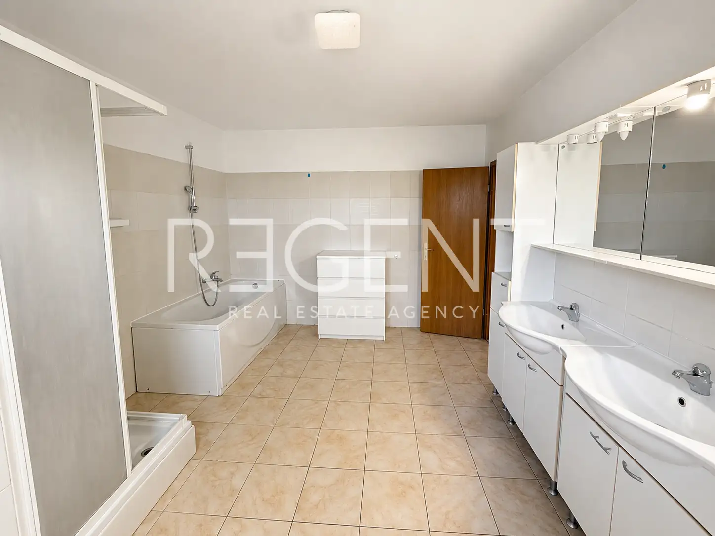 Dům 275 m² k pronájmu, Jazbina — zahrada, 2 garáže