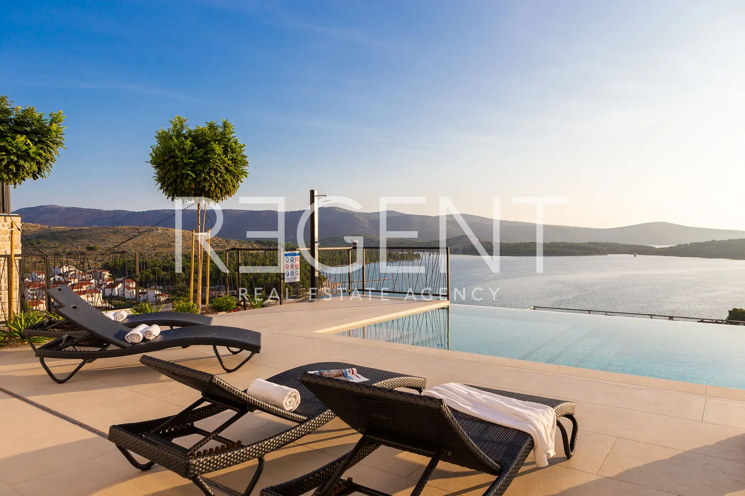 Šibenik, Žaborić - Moderne, neu erbaute Villa mit Pool 380 m2