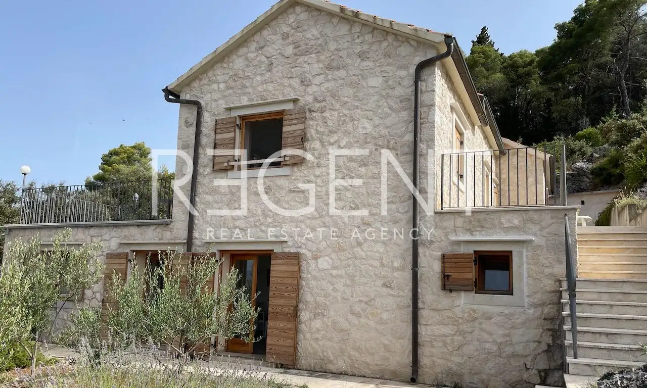 Hvar, Vrbanj – Prostrana kamena kuća s apartmanom