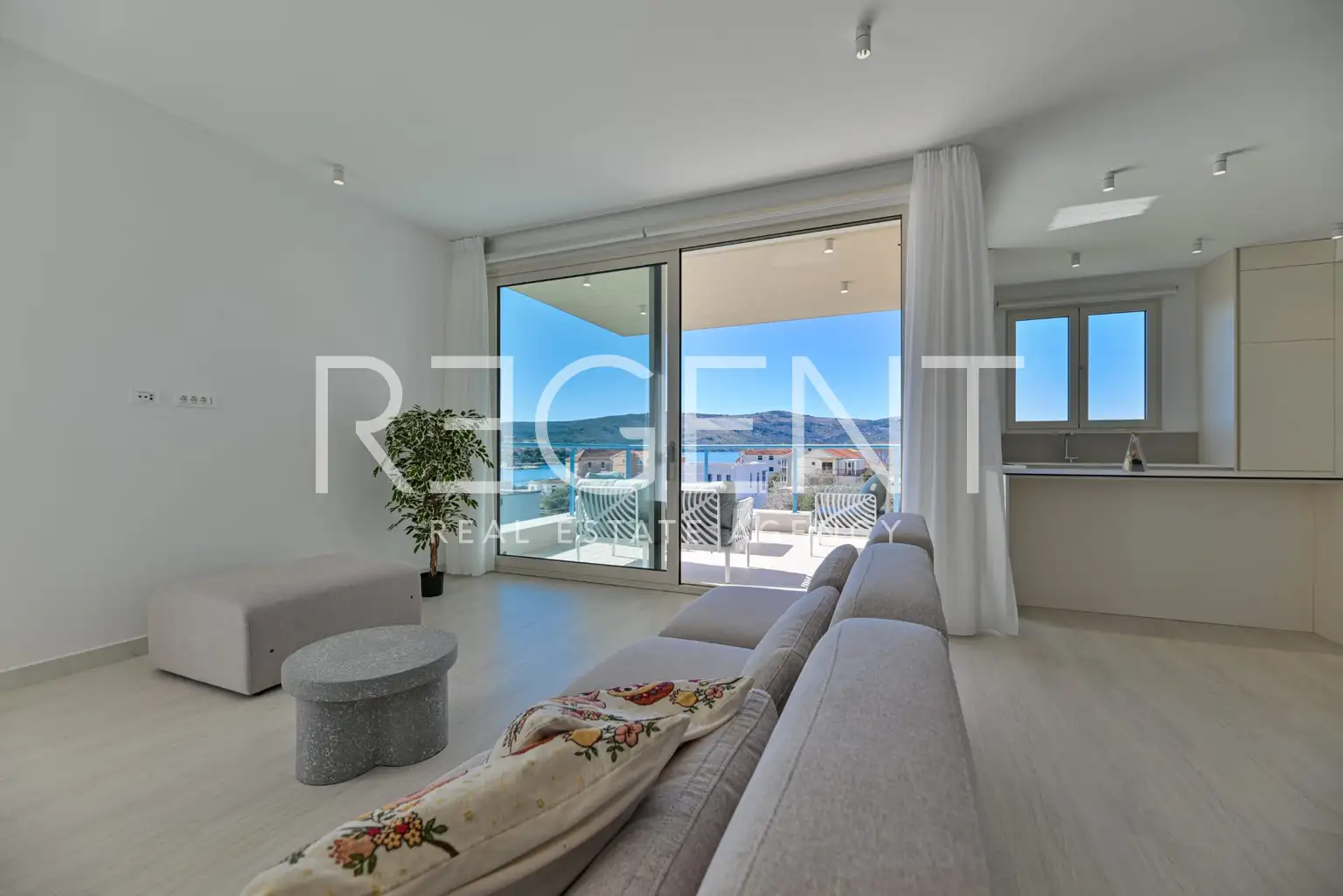 Seget Vranjica – moderna duplex vila s dva bazena i pogledom na more