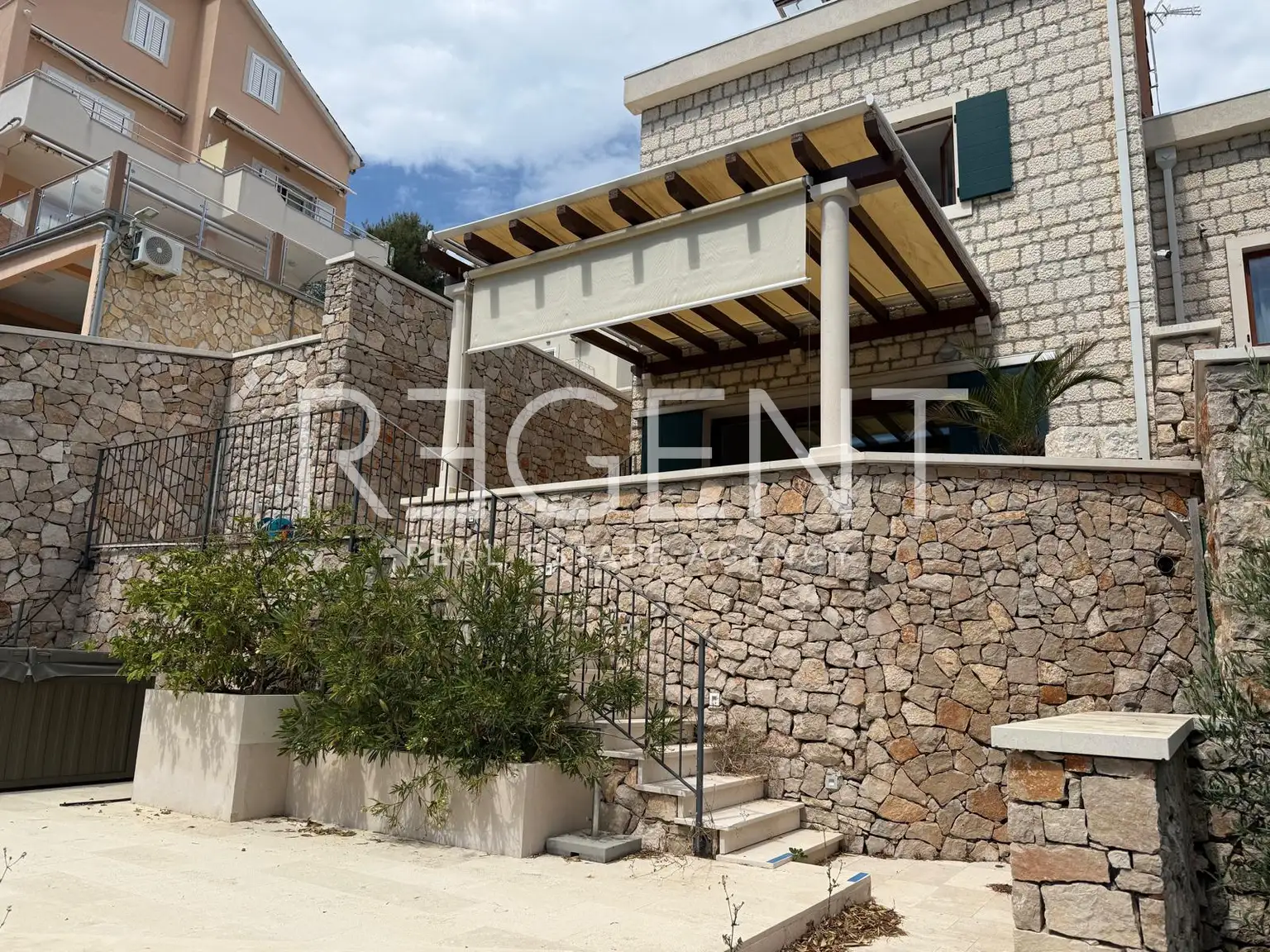 Milna, Brač - Ekskluzivna obiteljska vila prvi red do mora