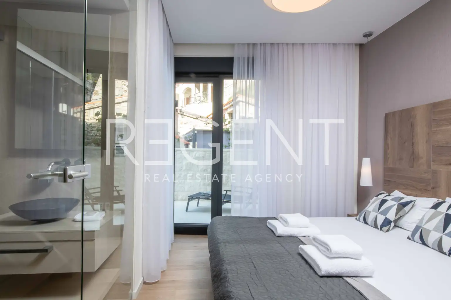 Омиш, Брзет - Двухкомнатная квартира с балконом и террасой в первом ряду у моря