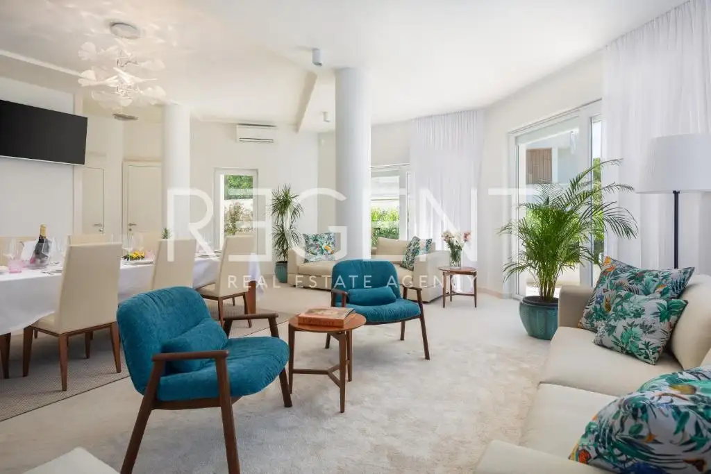 Brač - Moderna vila prvi red uz more