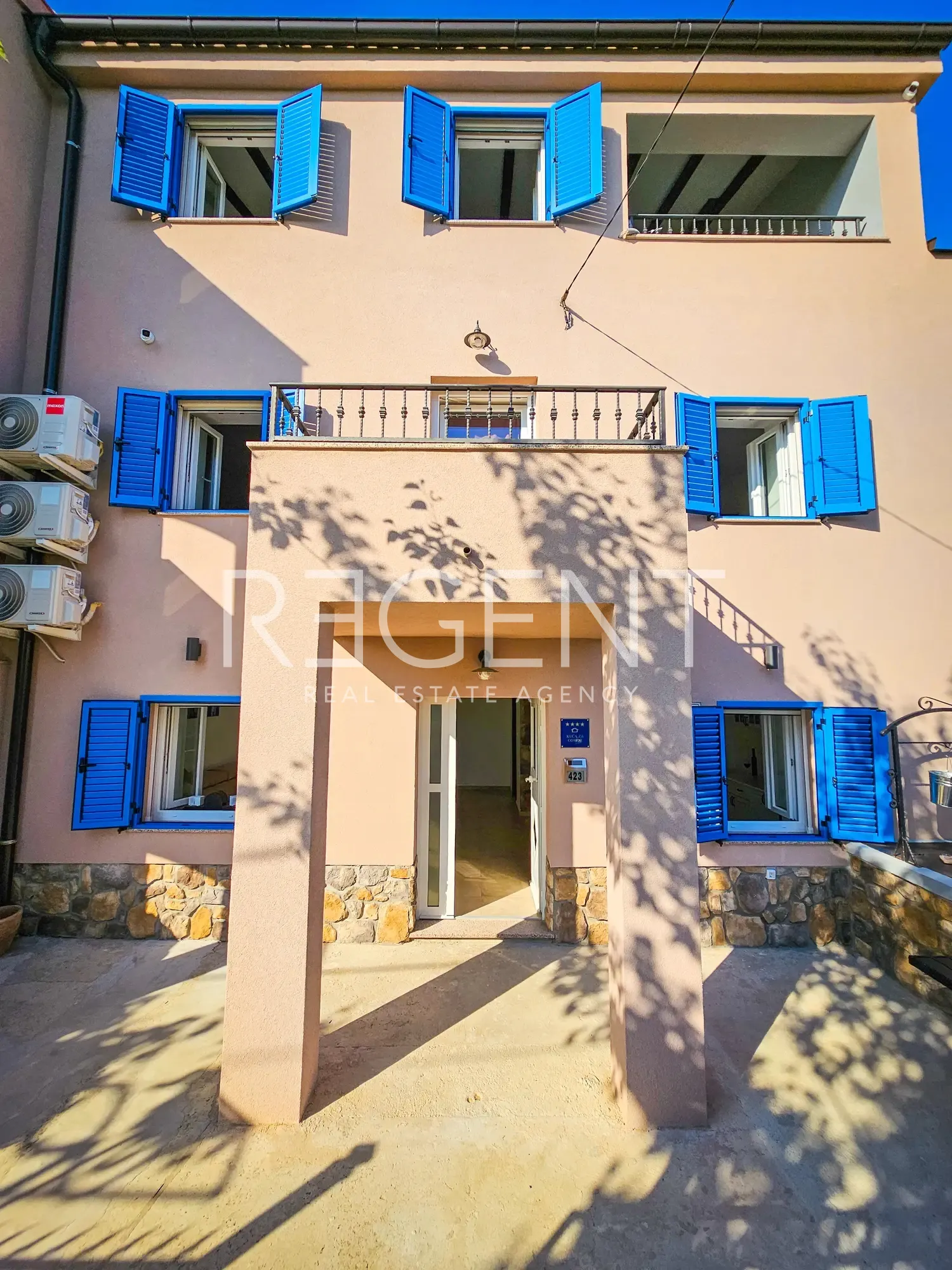 Rab, Lopar – Družinska trietažna hiša